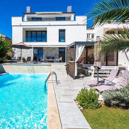 Sun & Sea With A View *